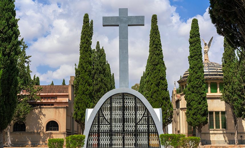 ¿Qué relación tienen los cipreses y el cementerio?